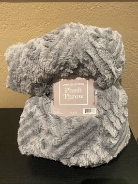 NWT Ulta Beauty Light Gray Plush Throw - Soft Faux Fur Blanket